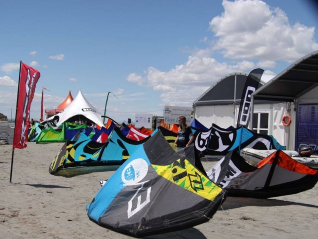 Kites spread out on the sand 